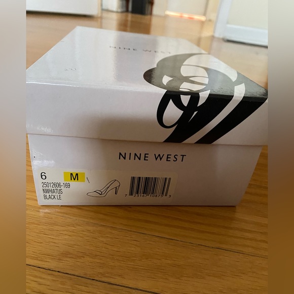 NEW WITH BOX NEVER WORN BLACK AND GOLD NINE WEST HEELS🖤💫 - Picture 4 of 5